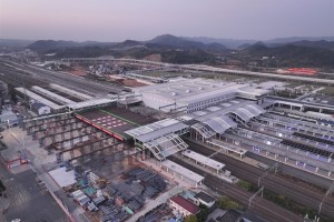 世界首例大型站改钢结构整体跨线顶推：横跨京九、武九等10条铁路